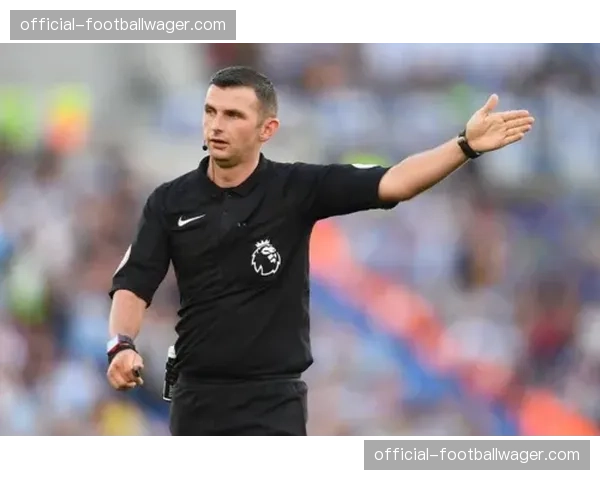 英超股东大会通过决议，下赛季起将试行每场可换人五次的新规。