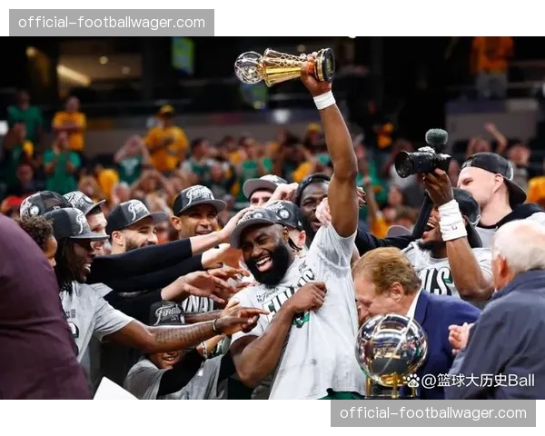 特写镜头:杰伦·布朗追身封盖后,凯尔特人5秒内完成反击得分 特写镜头:杰伦·布朗追身封盖后,凯尔特人5秒内完成反击得分